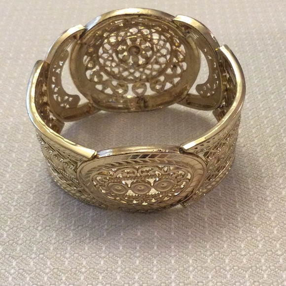 Costume gold elastic stretch bracelet - Picture 3 of 3